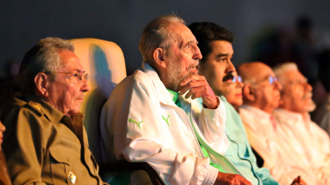 El líder de la Revolución Cubana, Fidel Castro, flanqueado por su hermano y actual presidente del país, Raúl Castro, y el  presidente de Venezuela, Nicolás Maduro , durante el acto oficial de celebración de su 90 años, en el Teatro Karl Marx de La 