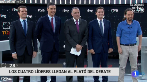 Así han posado Casado, Sánchez, Fortes (moderador), Rivera e Iglesias antes del debate.