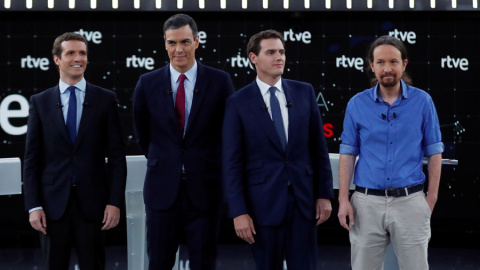 Así han posado Casado, Sánchez, Rivera e Iglesias antes del debate. REUTERS/Sergio Pérez