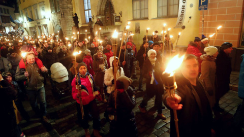 Simpatizantes de EKRE, durante la 'noche de las antorchas' en Tallin el 24 de febrero de 2019. INTS KALNINS REUTERS