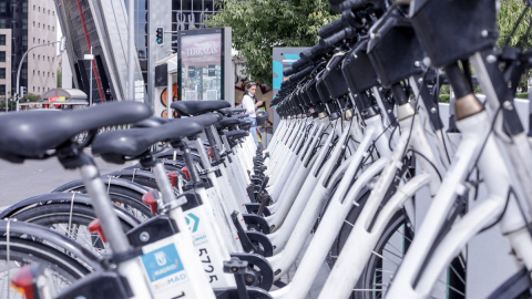 Bicicletas del servicio de BiciMad ancladas en Plaza de Castilla de Madrid.