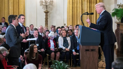 11/07/2018.- El presidente de los Estados Unidos, Donald J. Trump (d), habla con el reportero de la CNN Jim Acosta (i) durante una conferencia de prensa en la Sala Este de la Casa Blanca en Washington, DC, EE. UU., hoy 7 de noviembre de 2018. El acceso a