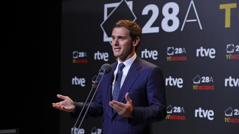 El candidato a la presidencia del Gobierno por Ciudadanos, Albert Rivera, atiende a los medios de comunicación a la finalización del debate celebrado en el Estudio 1 de Prado del Rey, en Madrid. EFE/JuanJo Martín.