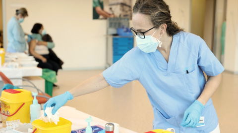 Una enfermera prepara una vacuna contra la covid-19, en el Hospital Infanta Sofía, a 30 de diciembre de 2021.