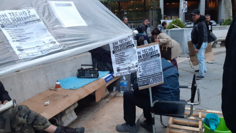 Los personas acampadas en el Paseo del Prado aseguran que seguirán allí hasta que les hagan caso. – D.M.