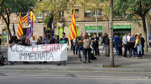 Concentració de suport davant la comissaria de la Verneda per la detenció de dos joves investigades per presumptes agressions contra manifestants del sindicat Jusapol durant la manifestació del 29 de setembre. @AlertaSolidaria