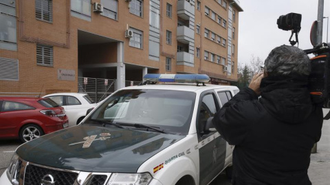 Un cámara graba ante el portal de la vivienda en Rivas-Vaciamadrid en la que una mujer española de 40 años fue apuñalada ayer por su pareja, tras lo que falleció esta madrugada. /EFE