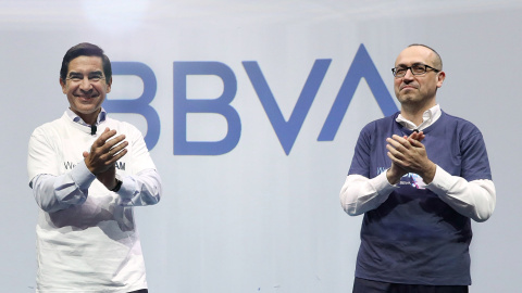 El presidente de BBVA, Carlos Torres Vila, y el consejero delegado, el turco Onur Genç,en la presentación del nuevo logo del banco.