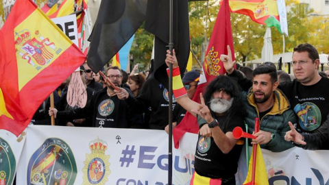 Centenares de policías y guardias civiles esperando a las puertas del Congreso el inicio de la tramitación de una ley para hacer efectiva la equiparación salarial. | Zipi / EFE