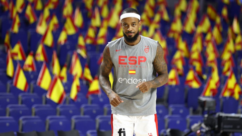 El base Lorenzo Brown calienta durante un partido amistoso de España en el Wizink Center, a 11 de agosto de 2022 en Madrid.