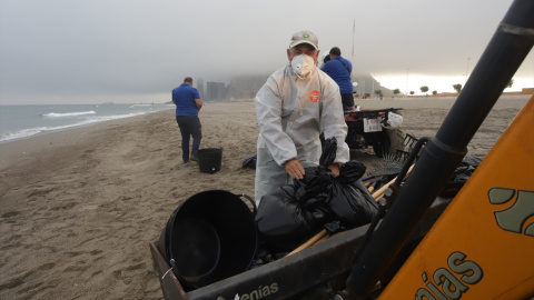 Trabajadores municipales en la playa de Santa Bárbara en La Línea con restos del vertido del OS 35 a 20 de septiembre del 2022 en La Línea (Cádiz, Andalucía, España).