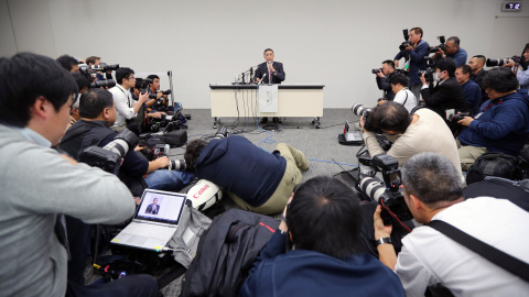 El máximo ejecutivo de la compañía Nissan Motor, Hiroto Saikawa, en rueda de prensa para informar sobre la destitución del presidente del grupo japonés Carlos Ghosn, después de que fuera detenido en Tokio. EFE/ Jiji Press