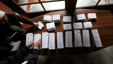 Las papeletas, listas para que los votantes acudan a por ellas. / Reuters