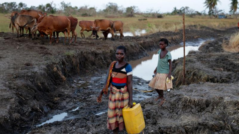 Varias mujeres desplazadas tras el paso del ciclón Idai recogen agua en Sofala. EFE