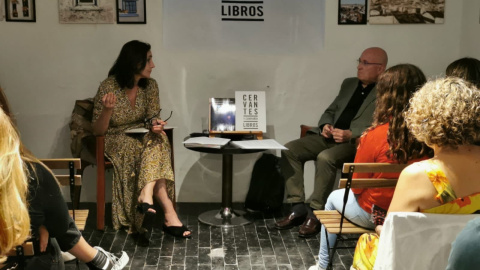 La escritora chilena Érika Castillo, en la presentación de su libro en Madrid.