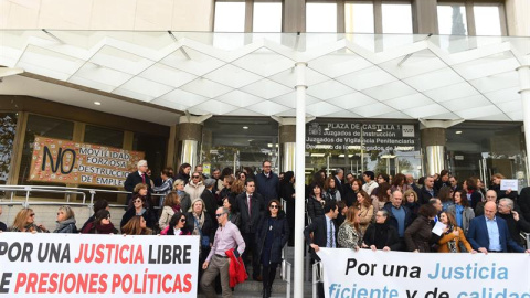 Concentración que los trabajadores de Justicia han protagonizado hoy ante las sede de los juzgados de la Plaza de Castilla convocada por cuatro asociaciones de jueces y las tres de fiscales tras no recibir respuesta del Ministerio de Justicia a sus reivi