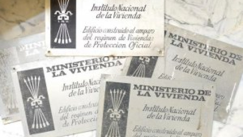 La Justicia exonera a dos antifascistas que retiraron placas franquistas de viviendas sindicales en Zaragoza