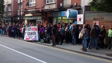 Una de las concentraciones frente a la pastelería La Suiza, de Gijón, en la acera de enfrente.