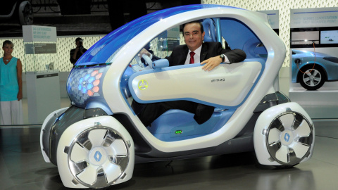 Foto de archivo del entonces presidente ejecutivo de Renault, Carlos Ghosn, durante la presentación del modelo eléctrico Renault Twizzy en el ámbito del Salón Internacional del Motor en Fráncfort (Alemania) en septiembre de 2009. EFE/Mauritz Antin