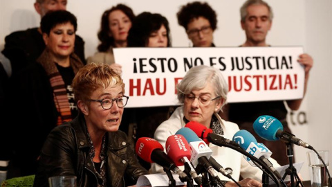 Familiares de los jóvenes de Alsasua, este sábado en una rueda de prensa. / EFE