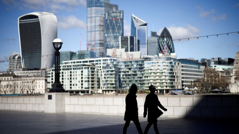 Dos personas pasean al lado del Támesis en Londres, con los edificios de la City, el distrito financiero, al fondo. REUTERS/Henry Nicholls