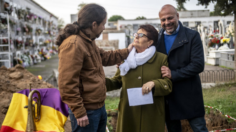 El secretario general de Podemos, Pablo Iglesias, y el líder de la formación morada en Castilla-La Mancha, José García Molina, con la hija de Enrique Horcajuelo en el cementerio de Talavera de la Reina. DANI GAGO