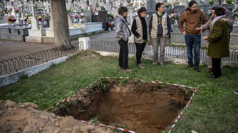 Los familiares de Enrique Horcajuelo en el cementerio de Talavera de la Reina (Toledo) con el  secretario general de Podemos, Pablo Iglesias. DANI GAGO