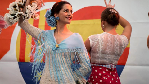 La líder de Ciudadanos, Inés Arrimadas (i), baila sevillanas en la caseta de su partido durante la Feria de Abril en Barcelona. EFE/Quique Garcia