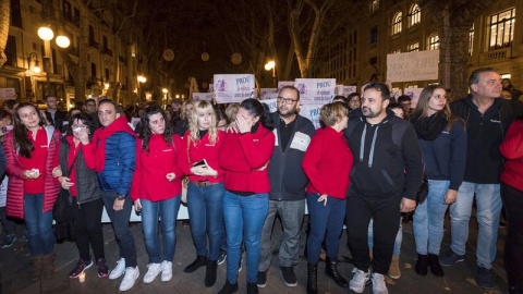 17/11/2018.- Concentración convocada hoy en Palma de Mallorca por la asociación feminista Lobby de Dones, contra la violencia de género y en memoria de Sacramento Roca, asesinada ayer a manos de su expareja. EFE/ Lliteres