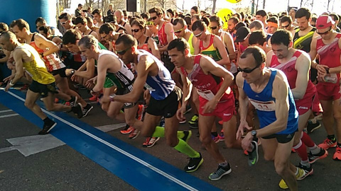 Salida de los corredores participantes en la media maratón de Zaragoza. ZARAGOZA DEPORTE/TWITTER