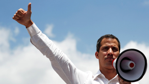 El opositor Juan Guaidó durante su discurso en las calles de Caracas de este sábado.- REUTERS/ CARLOS GARCÍA RAWLINS