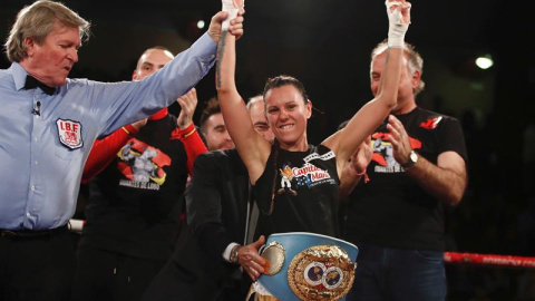 a boxeadora española Joana Pastrana se ha proclamado por tercera vez campeona mundial del peso mínimo de la Federación Internacional de Boxeo, tras vencer a la mexicana Ana "La Bronca"' Arrazola en el combate disputado esta noche en la localidad madril