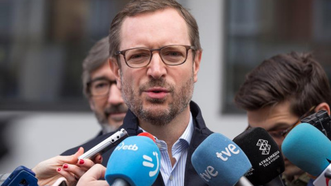 El candidato del PP al Congreso por Álava, Javier Maroto, tras ejercer su derecho al voto este domingo en un colegio del centro de Vitoria.