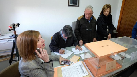 Cuarenta segundos son los que han tardado en votar este domingo los seis vecinos del municipio riojano de Villarroya, que se han organizado para tardar el menor tiempo posible en introducir las papeletas en las urnas. EFE/Abel Alonso