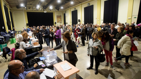 Vista general del colegio electoral l Casinet d'Hostafrancs.- EFE