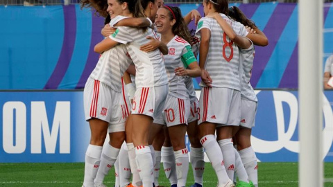 Las jugadoras de la Selección sub-20 de fútbol femenino  celebran el gol de Patri Guijarro (8) ante Francia durante la semifinal del Mundial. / EFE