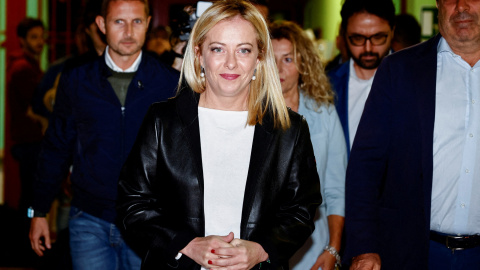 La líder de Hermanos de Italia, Giorgia Meloni , camina en el colegio electoral durante las elecciones anticipadas en Roma, Italia, el 25 de septiembre de 2022.