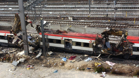 Imagen de archivo del estado en que quedó uno de los vagones de la estación de Atocha tras las explosiones del 11-M. SERGIO BARRENECHEA EFE