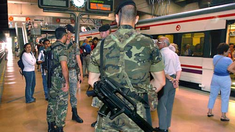 Militares españoles vigilan una estación de tren tras los atentados del 11M, en una imagen de archivo.