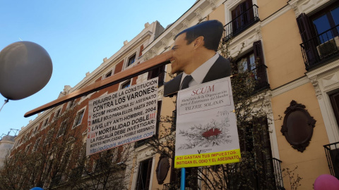 Fotografía de una pancarta de Pedro Sánchez durante la manifestación antifeminista. FERMÍN GRODIRA