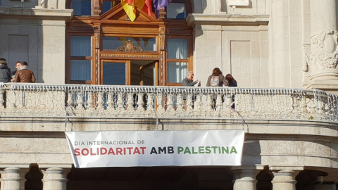 Pancarta en el balcón del Ayuntamiento de Valencia, en el Día Internacional de Solidaridad con Palestina. TWITTER