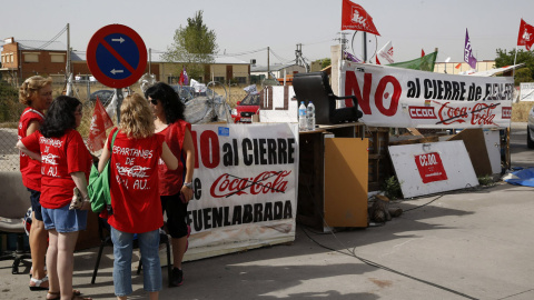 Trabajadores afectados por el ERE de Coca-Cola en el campamento instalado junto a la planta madrileña de Fuenlabrada. EFE/Paco Campos