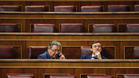 El exministro Juan Ignacio Zoido (i) y elxportavoz 'popular' Rafael Hernando (d) durante un el pleno de la Cámara Baja. EFE