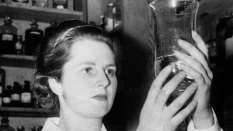 Una joven Margaret Thatcher, en un laboratorio.