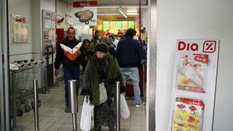 Varias personas salen de de un supermercado de DIA en Madrid. REUTERS/Andrea Comas