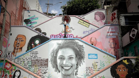 Fotografía de archivo (12/02/2019), de un mural de diez metros de altura pintado por mujeres grafiteras y activistas, con la imagen de Marielle Franco, entre los edificios de un barrio de la ciudad de Sao Paulo. - EFE