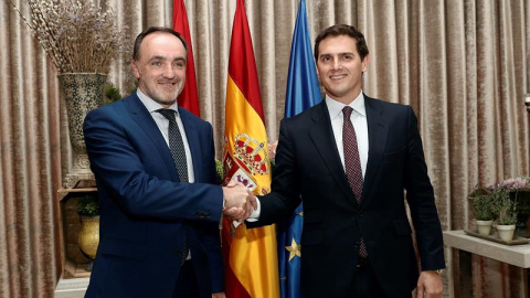 Los presidentes de Ciudadanos, Albert Rivera, y de UPN, Javier Esparza, se saludas después de firmar esta tarde un "histórico" acuerdo para concurrir juntos a las elecciones generales, autonómicas y municipales, que busca conseguir tanto en España com