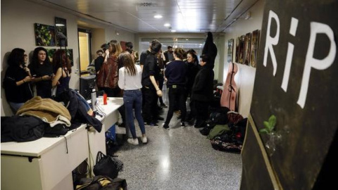 Alumnos en el encierro de este martes en el Rectorado de la Universitat - EFE