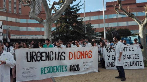 Médicos Internos Residentes (MIR) del Hospital 12 de Octubre han reclamado unas "Urgencias dignas" durante una concentración que ha dado inicio a la huelga indefinida. / EUROPA PRESS