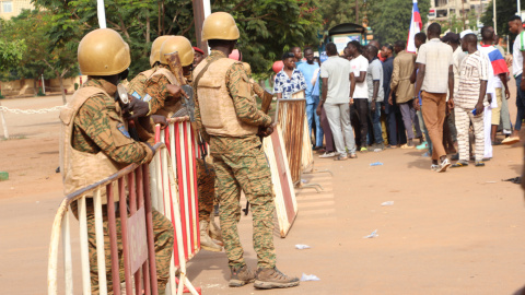 Un grupo de militares cortan una calle en Uagadugú, capital de Burkina Faso, a 30 de septiembre de 2022.